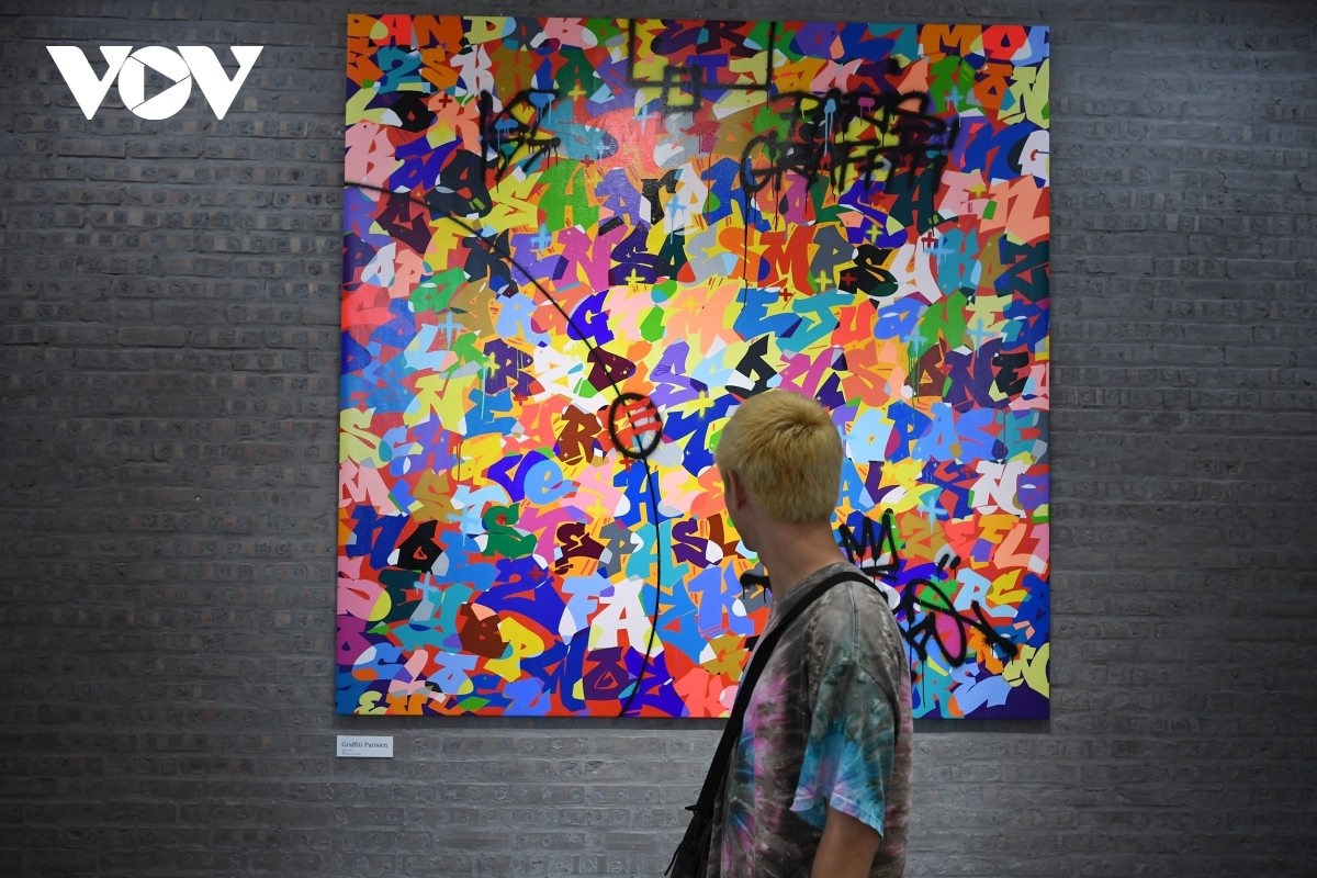 Artworks of Vietnamese-born graffiti artist go on display in Hanoi